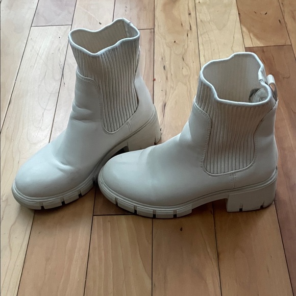 Zby Shoes - Women's Cream Chelsea Boots